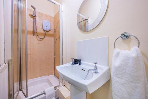 Koupelna v ubytování *G11H* for a cosy luxurious lovely stay + Free Parking + Free Fast WiFi perfect for work or pleasure*