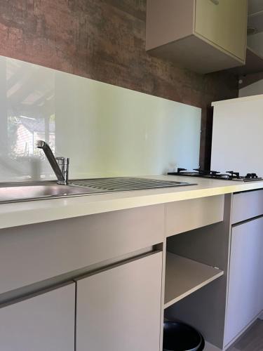Kuchyň nebo kuchyňský kout v ubytování Camping la Faloise - Mobil-home 2 chambres