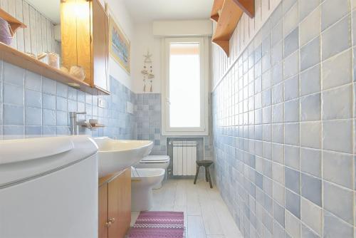 マルゲーラにあるQUEEN HOME Beautyの白い洗面台とトイレのあるバスルーム
