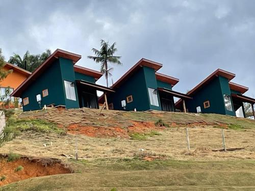 a house sitting on top of a hill at Altos da Mantiqueira Grupo Vertentes in Santo Antônio do Pinhal