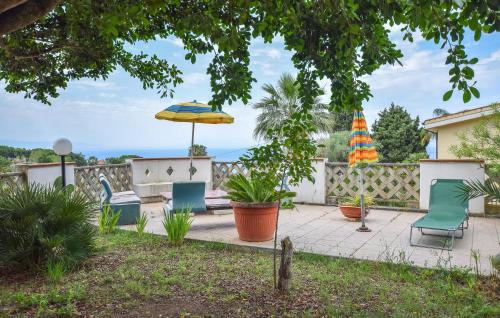 リカーディにあるVilla Panareaのパティオ(椅子、パラソル付)