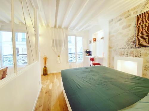 - une chambre avec un lit vert dans l'établissement Charmant appartement a Paris - FLAT-GUEST, à Paris