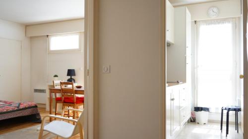 une pièce avec une table et une salle à manger dans l'établissement Rue Lauriston - Paris 16, à Paris