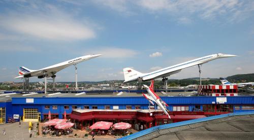 two planes are taking off from an airport at Hotel Leo Mühlhausen in Mühlhausen