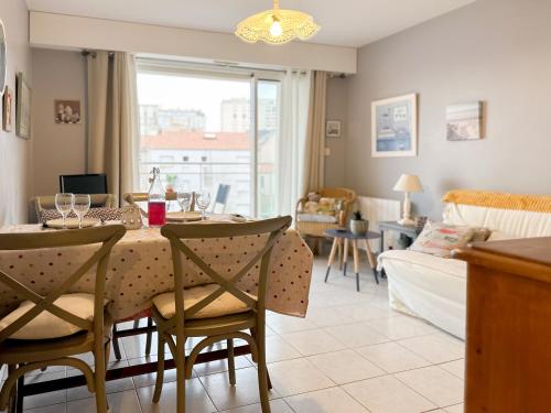 une salle à manger et un salon avec une table et des chaises dans l'établissement Appartement cœur de ville Les Sables - 4 personnes, à Les Sables-dʼOlonne