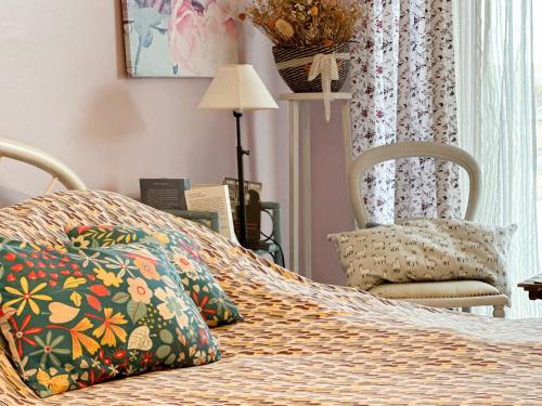 - une chambre avec un lit doté d'un oreiller et d'une chaise dans l'établissement Appartement cœur de ville Les Sables - 4 personnes, à Les Sables-dʼOlonne