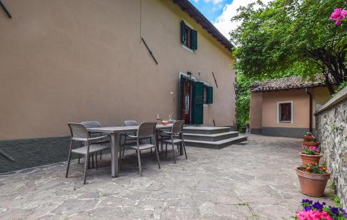 バルガにある3 Bedroom Pet Friendly Home In Bargaの建物の前にパティオ(テーブル、椅子付)