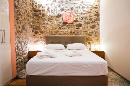 a bedroom with a bed with two towels on it at Φιλόξενο Σπίτι in Nafplio