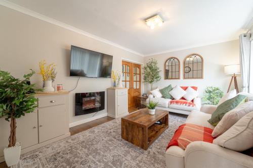 a living room with a couch and a tv at Pottery Place - Pet-friendly Huddersfield House Sleeps 7 in Huddersfield