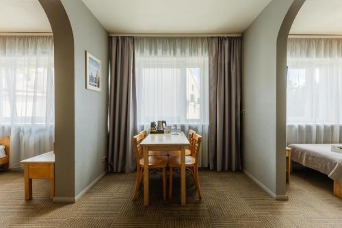 Ένα ή περισσότερα κρεβάτια σε δωμάτιο στο Liva Hotel