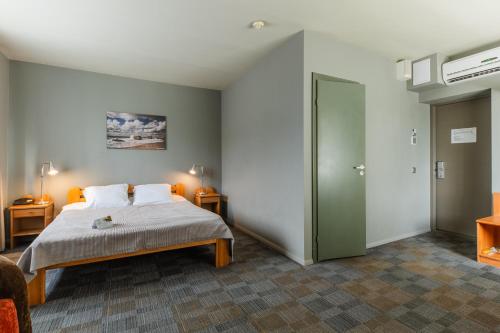 Ένα ή περισσότερα κρεβάτια σε δωμάτιο στο Liva Hotel