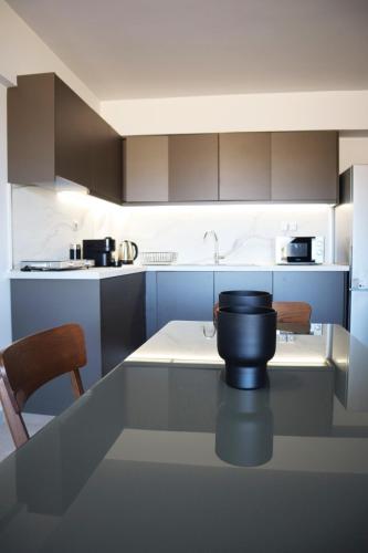 a kitchen with a black bowl on a counter at Golden Sand Suites 2 in Anavissos