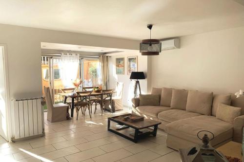 un salon avec un canapé et une table dans l'établissement Au cœur des vacances, à Bandol