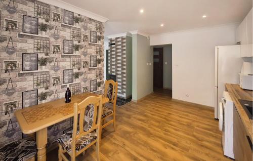 Dapur atau dapur kecil di 2 Bedroom Cozy Home In Gardna Wielka