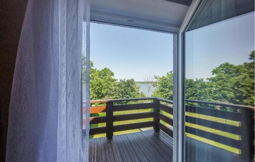 Balkoni atau teres di 2 Bedroom Cozy Home In Gardna Wielka