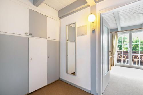 a room with white cabinets and a window at Atlanta Pur in Pellworm