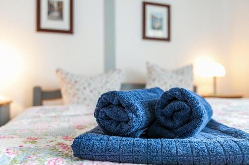 a pile of towels sitting on top of a bed at Atlanta Pur in Pellworm