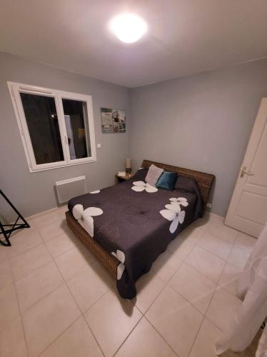 une chambre avec un lit avec des serviettes blanches dessus dans l'établissement Maison à la Palme, à Lapalme