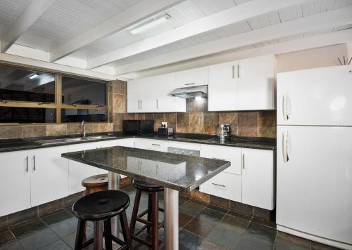 Una cocina o cocineta en Jozini Tiger Lodge & Spa by Dream Resorts