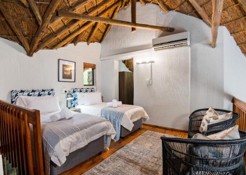 Una cama o camas en una habitación de Jozini Tiger Lodge & Spa by Dream Resorts