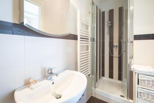 un bagno con lavandino e doccia di Small & charming 1-BR apt a Firenze