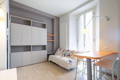 una cucina con tavolo e sala da pranzo di Small & charming 1-BR apt a Firenze