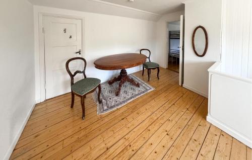 a table and two chairs in a room at 4 Bedroom Amazing Home In Sorunda in Hästnäs