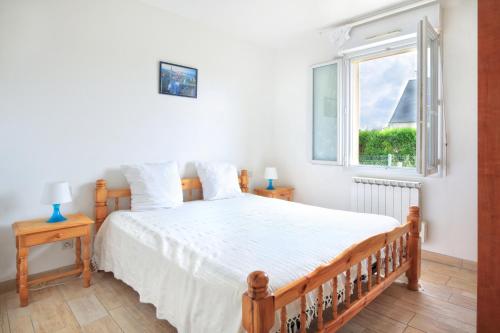 a bedroom with a large bed and a window at Les Tamaris du Nord - Maison à 300m de la plage in Portbail