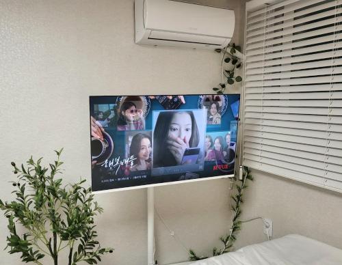 Televisyen dan/atau pusat hiburan di Moon House In Seoul #Quiet #Airport transport nearby#1 min to line2 nakseongdae subway