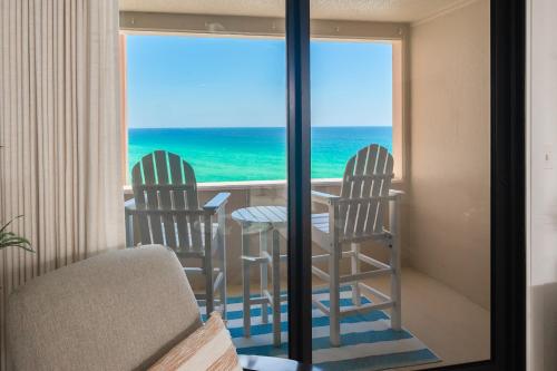 a room with a table and chairs and the ocean at The Surf Shack in Destin