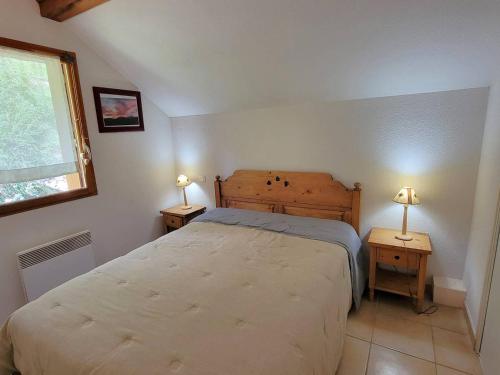- une chambre avec un lit et deux lampes sur les tables dans l'établissement Appartement Duplex 7p - Balcon Sud - Cheminée - WiFi - Parking - Animaux admis - FR-1-393-121, à Saint-Michel-de-Chaillol