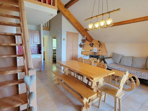 un salon avec une table en bois et un canapé dans l'établissement Appartement Duplex 7p - Balcon Sud - Cheminée - WiFi - Parking - Animaux admis - FR-1-393-121, à Saint-Michel-de-Chaillol