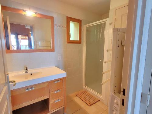 une salle de bain avec un lavabo et une douche dans l'établissement Charmant Duplex à Chaillol avec Balcon Sud, WIFI et Parking Optionnel, Capacité 5 Personnes - FR-1-393-14, à Saint-Michel-de-Chaillol