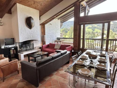 un salon avec un canapé et une table dans l'établissement Duplex 4 pièces, 8 couchages, jardin, parking, près des pistes - FR-1-597-3, à Megève