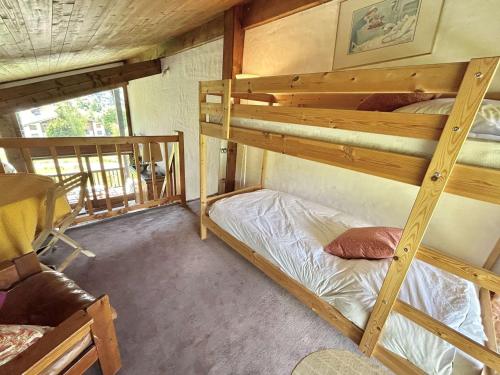 - une chambre avec 2 lits superposés dans une maison dans l'établissement Duplex 4 pièces, 8 couchages, jardin, parking, près des pistes - FR-1-597-3, à Megève