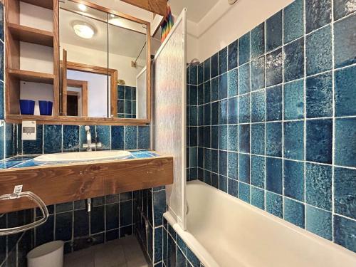 une salle de bain avec une baignoire, un lavabo et un miroir dans l'établissement Duplex 4 pièces, 8 couchages, jardin, parking, près des pistes - FR-1-597-3, à Megève