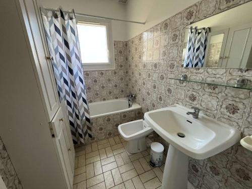Kúpeľňa v ubytovaní Maison à St Hilaire de Riez, proche plage, 7 pers, terrasse, jardin clos, animaux acceptés - FR-1-324-544