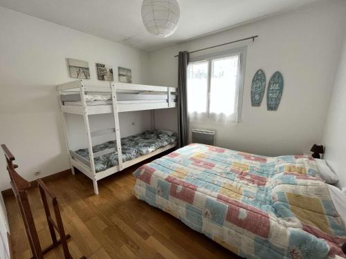 Posteľ alebo postele v izbe v ubytovaní Maison à St Hilaire de Riez, proche plage, 7 pers, terrasse, jardin clos, animaux acceptés - FR-1-324-544