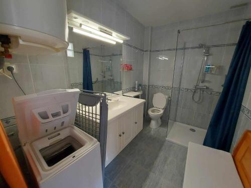 une salle de bain avec un lavabo, des toilettes et une douche dans l'établissement Appartement lumineux rénové proche plage, climatisé, 5 couchages, parking inclus - FR-1-423-188, au Grau-dʼAgde