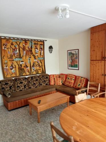 un salon avec un canapé et une table dans l'établissement Appartement 5 personnes, à Saint-Hilaire-de-Riez