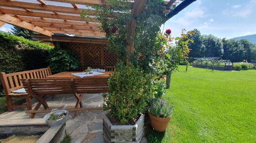 Taman di luar Ferienwohnungen Haus-Holzer