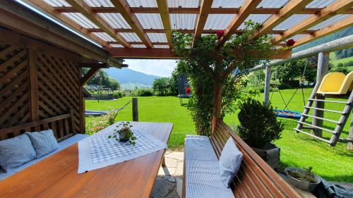Taman di luar Ferienwohnungen Haus-Holzer
