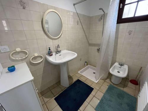 une salle de bain avec un lavabo, des toilettes et un miroir dans l'établissement Jolie villa rénovée, 900m plage, jardin clos, animaux admis, parking, balades corniche vendéenne - FR-1-324-565, à Saint-Hilaire-de-Riez