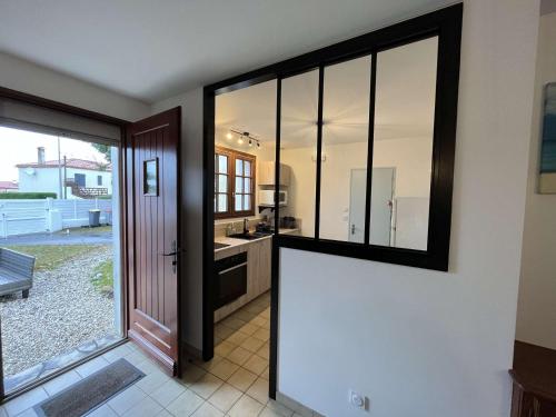 une salle de bain avec un lavabo et un miroir dans l'établissement Jolie villa rénovée, 900m plage, jardin clos, animaux admis, parking, balades corniche vendéenne - FR-1-324-565, à Saint-Hilaire-de-Riez