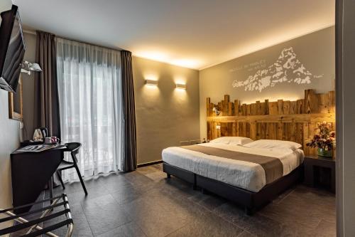 a hotel room with a bed and a desk and a bed sidx sidx sidx sidx at Monte Emilius in Aosta