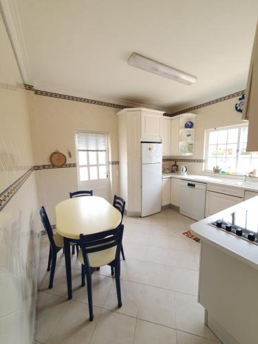 Kuchyň nebo kuchyňský kout v ubytování Vila apartamentos Estrela