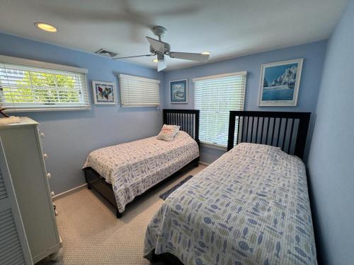 Ένα ή περισσότερα κρεβάτια σε δωμάτιο στο Cozy Home For Family Of Four!