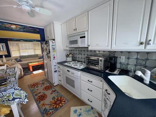 Η κουζίνα ή μικρή κουζίνα στο Cozy Home For Family Of Four!