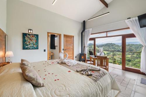 a bedroom with a large bed with a large window at Vertentes da Mantiqueira in Santo Antônio do Pinhal