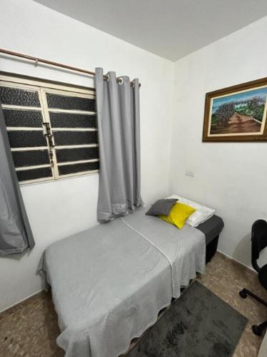 Ένα ή περισσότερα κρεβάτια σε δωμάτιο στο The Bridge - Central Studio with Free Parking